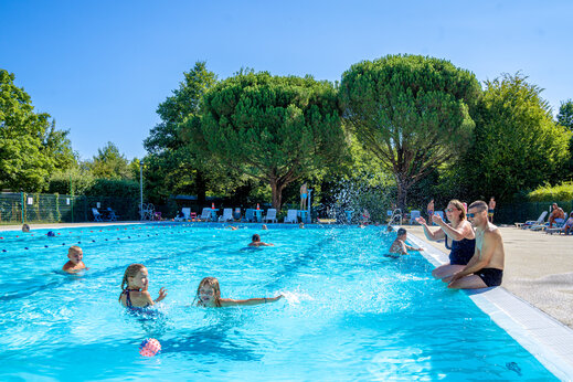 Sonniges Freibad f�r Familien auf dem Campingplatz CAPFUN Breteche in Les Epesses (85).