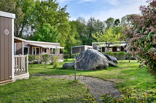 Moderne Mobilheime mit Terrassen auf gr�nem Gel�nde auf dem Campingplatz CAPFUN Breteche in Les Epesses (85).