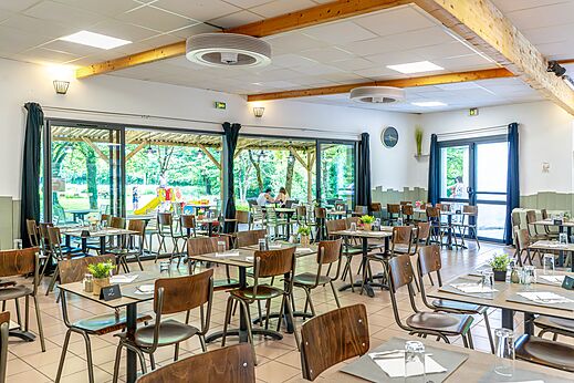 Campingrestaurant mit vielen Tischen im CAPFUN Breteche in Les Epesses (85).