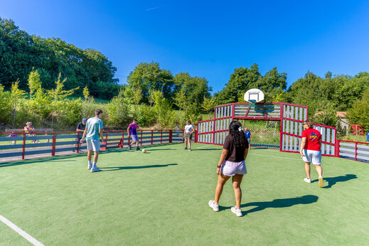 Multisportplatz mit Urlaubern beim Fu�ballspielen auf dem Campingplatz CAPFUN Breteche in Les Epesses (85).
