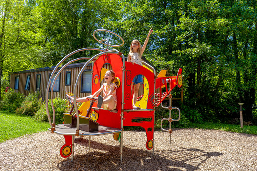 Kinder auf Hubschrauber-Spielplatz bei CAPFUN Breteche, Les Epesses (85).