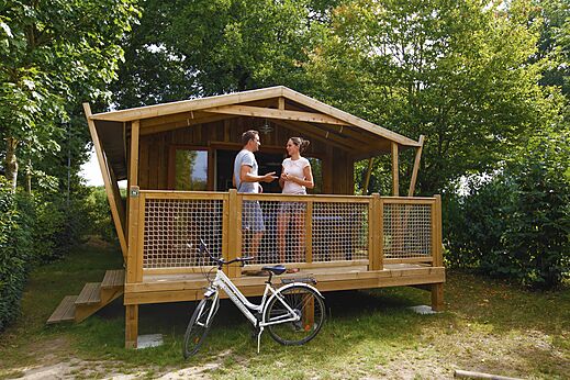 Holz-Mobilheim, Paar auf Terrasse, Fahrrad bei CAPFUN Breteche Les Epesses.