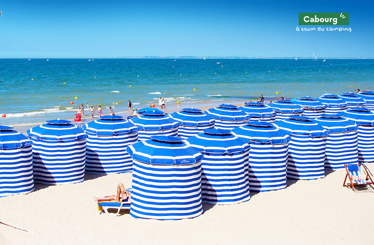 Strand von Cabourg mit gestreiften Strandzelten, zu besuchen in der Normandie.