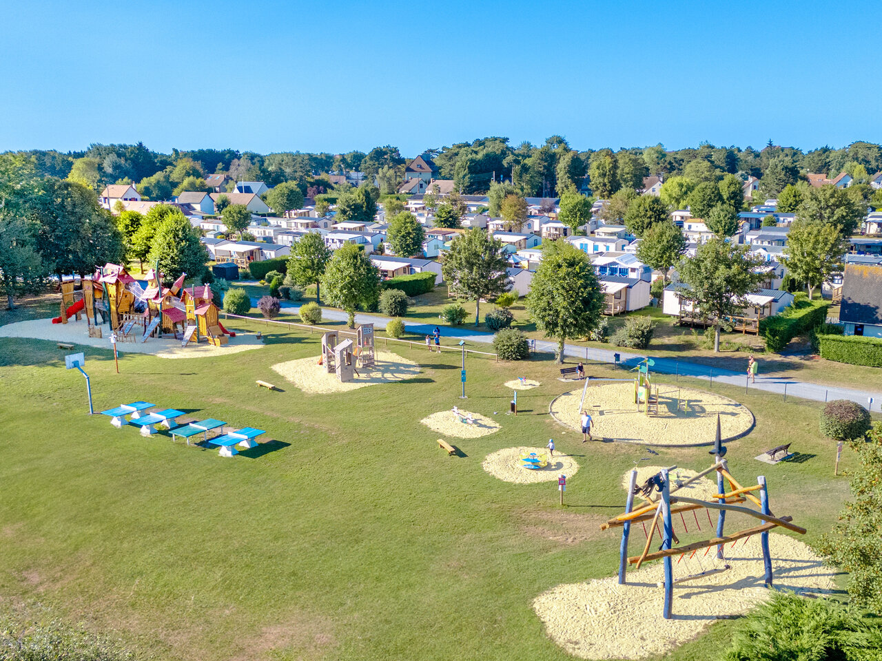 Gro�er Spielplatz auf dem Campingplatz CLICOCHIC Brise de Cabourg in Varaville.