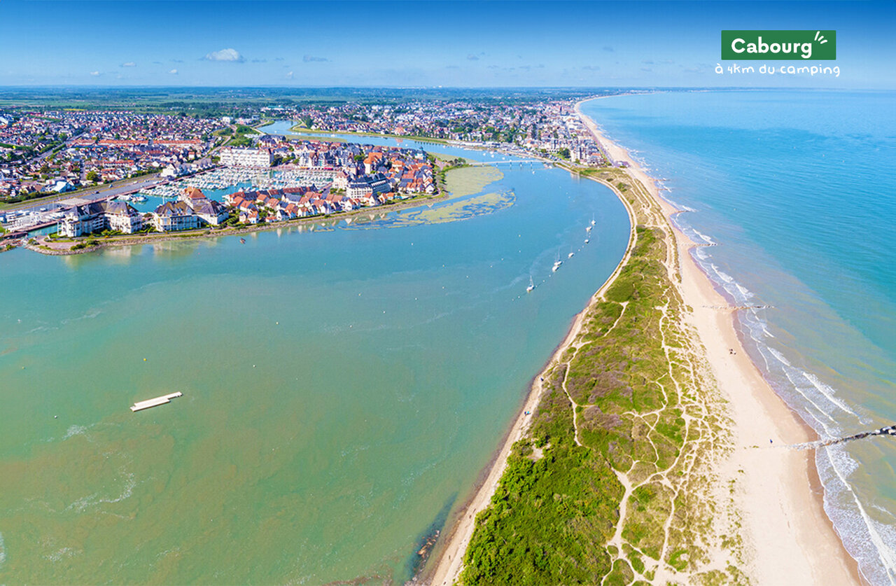 Cabourg, K�stenstadt in der Normandie, mit Strand, M�ndung und Yachthafen.