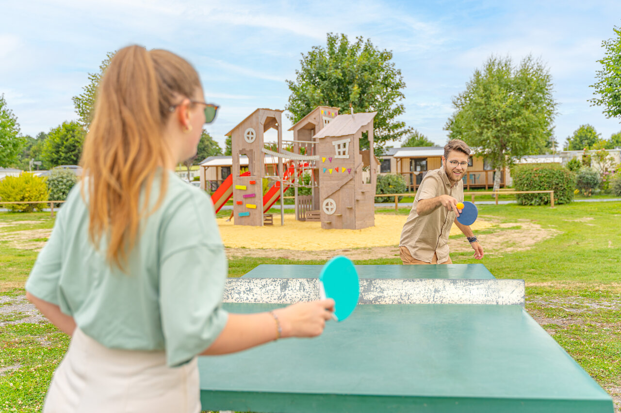 Tischtennis und Spielplatz im CLICOCHIC in Varaville (14).