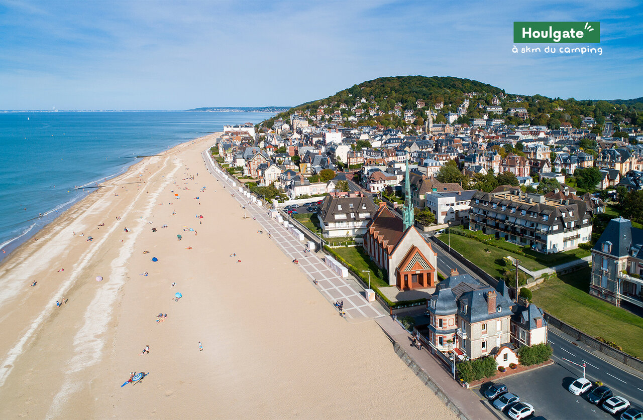 Feiner Sandstrand und K�stenstadt Houlgate in der Normandie.