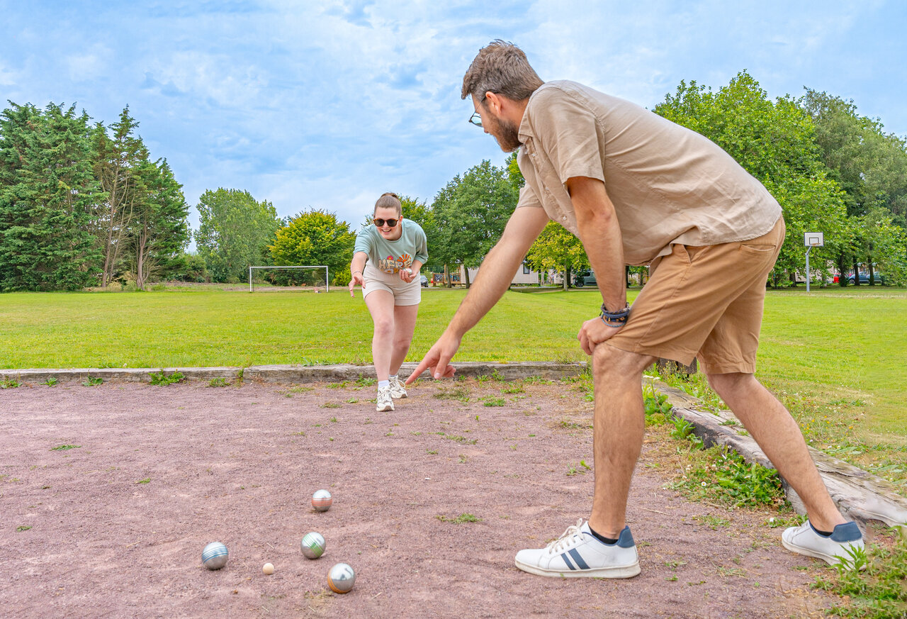 Paar spielt Boule auf dem Campingplatz CLICOCHIC Brise de Cabourg in Varaville (14).