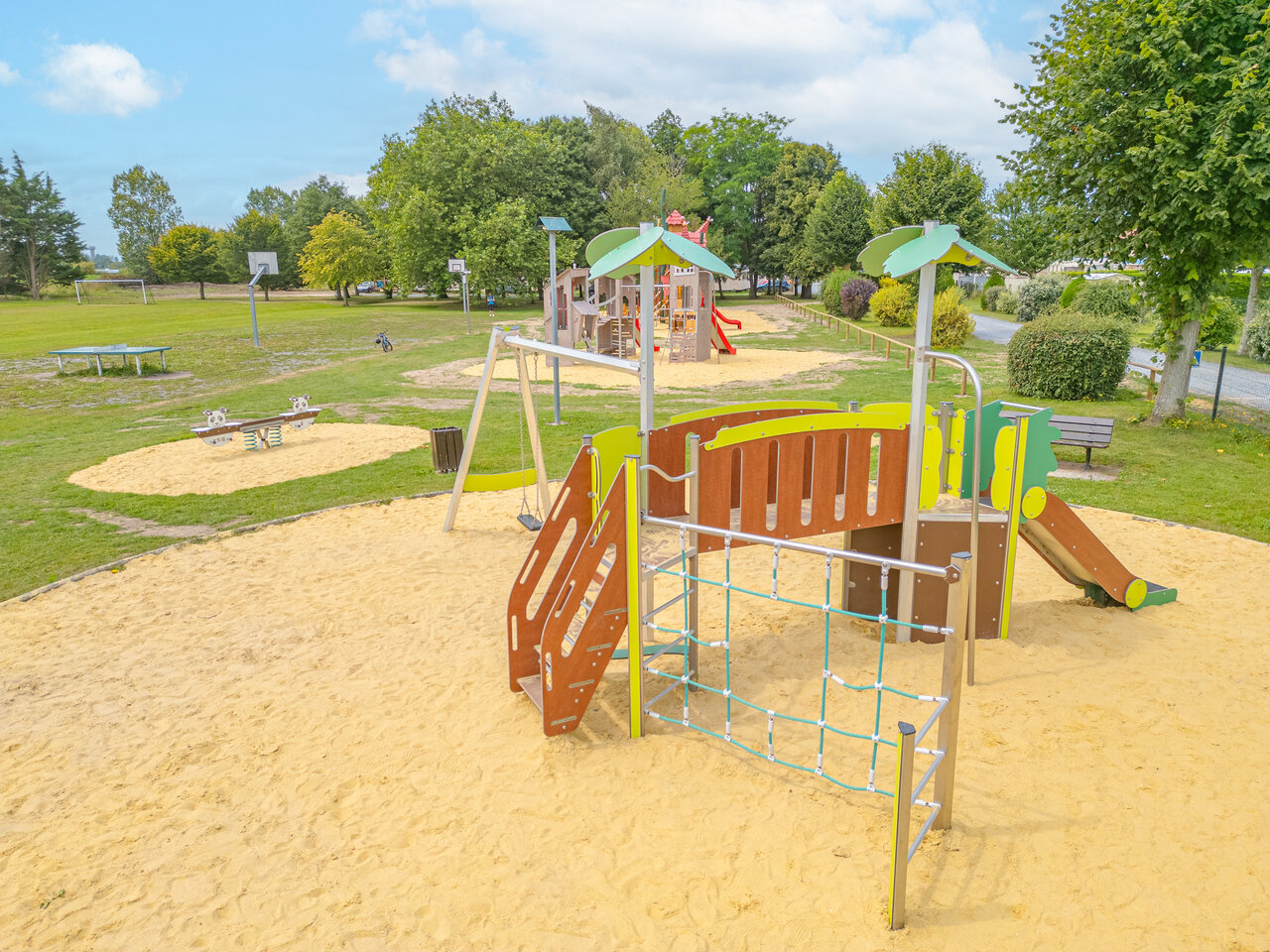 Kinderspielplatz, Rutschen, Schaukeln, Multisportplatz auf Camping CLICOCHIC Brise de Cabourg.