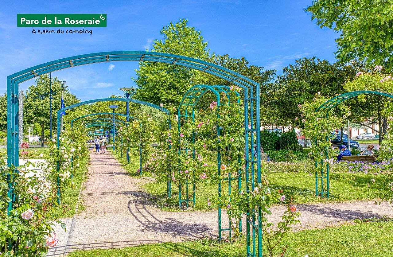 Au�enpool, Wasserrutsche und St�hle auf dem Campingplatz CLICOCHIC Brise de Cabourg (14).