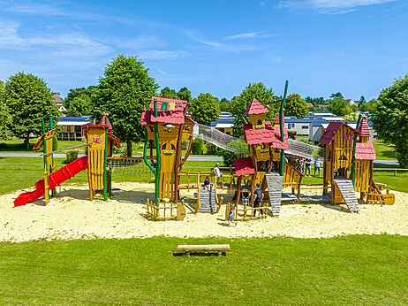 Spielplatz mit Rutschen auf dem Campingplatz CLICOCHIC Brise de Cabourg in Varaville (14).