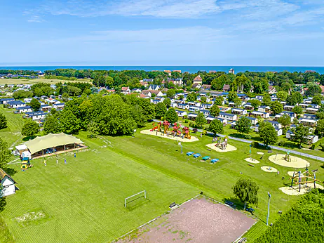 Vue aérienne du camping avec Mobil-homes, aires de jeux, mer au camping CLICOCHIC Brise de Cabourg à Varaville (14). Vue aérienne du camping avec Mobil-homes, aires de jeux, mer au camping CLICOCHIC Brise de Cabourg à Varaville (14).