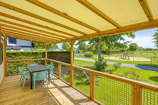 Overdekt terras Mobil-home, tafel en stoelen, op camping CLICOCHIC Brise de Cabourg.
