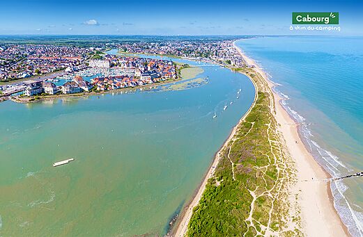 Luchtfoto van Cabourg, het strand, de monding en jachthaven in Normandië.