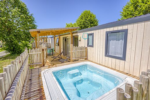 Stacaravan met privé jacuzzi en terras op camping CLICOCHIC Brise de Cabourg.