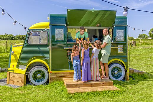 Food truck vert et jaune au camping CLICOCHIC Brise de Cabourg � Varaville.