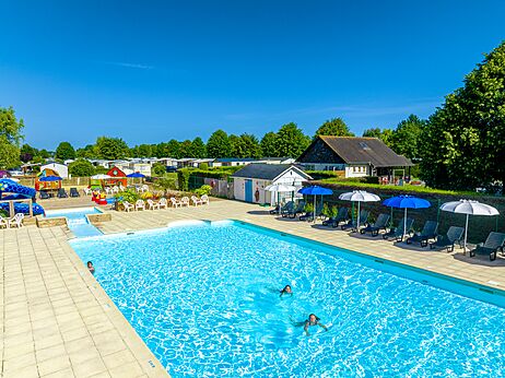 Piscine ext�rieure, toboggans et jeux au camping CLICOCHIC Brise de Cabourg.