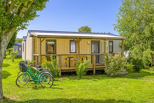Houten Mobil-home met terras en fietsen op camping CLICOCHIC Brise de Cabourg (14).