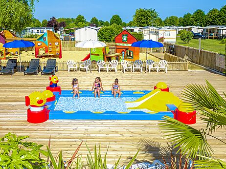 Pataugeoire, toboggan au camping CLICOCHIC Brise de Cabourg � Varaville (14).