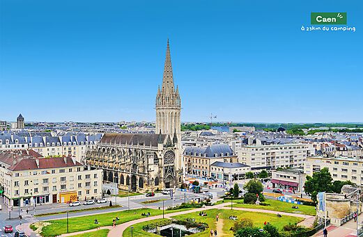 Centre-ville historique de Caen avec l'�glise Saint-Pierre, en Normandie.