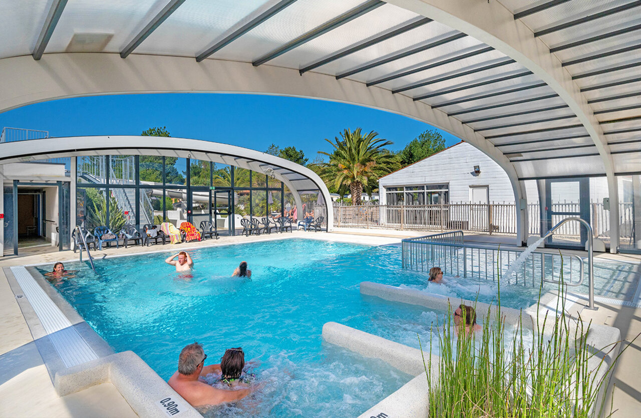 Overdekt zwembad, jacuzzi en glijbaan op camping CLICOCHIC Cabanes d Ol�ron in ST GEORGES D'OLERON (17).