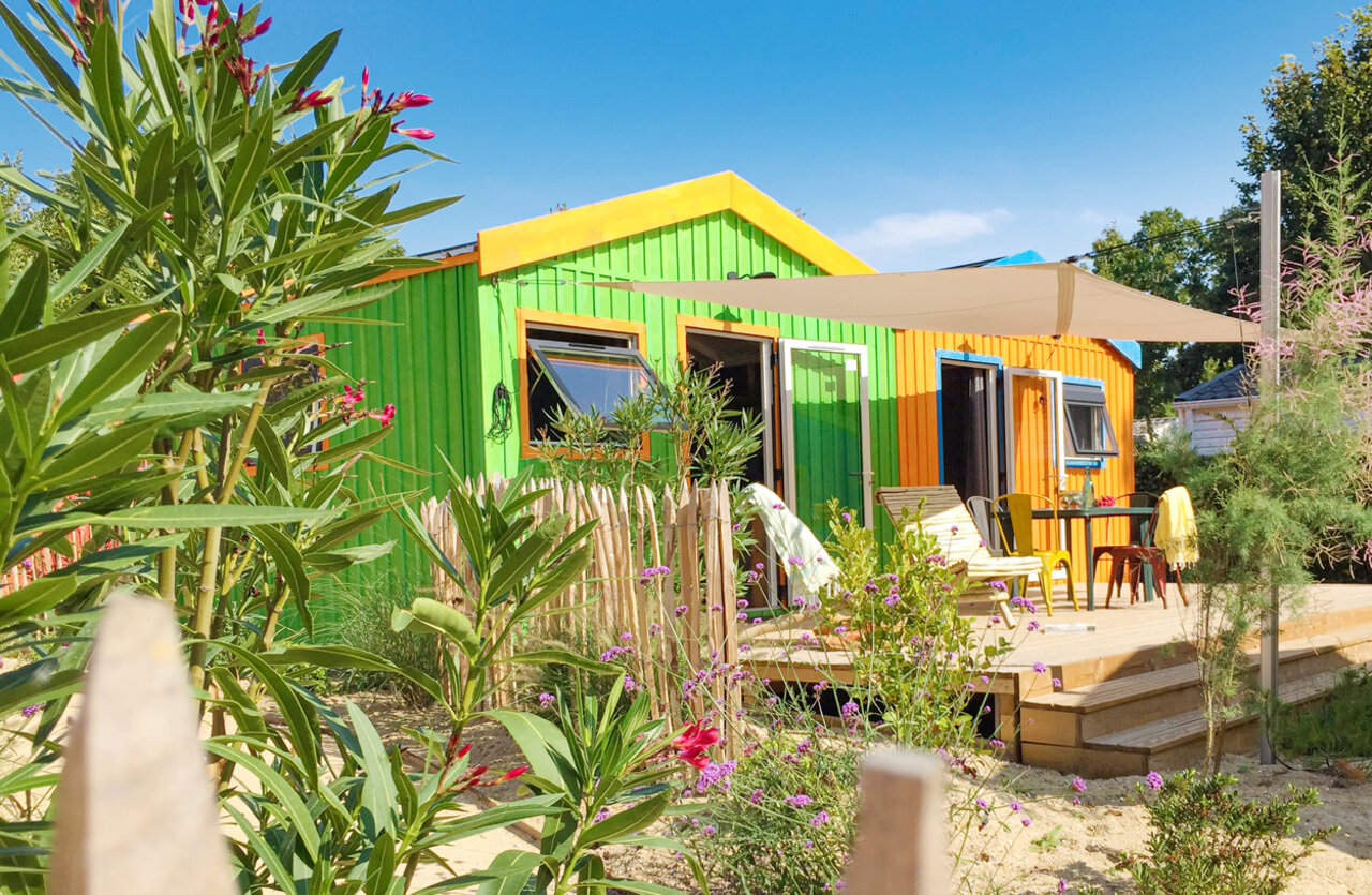 Kleurrijke stacaravan met ingericht terras op camping CLICOCHIC Cabanes d Ol�ron in ST GEORGES D'OLERON (17).