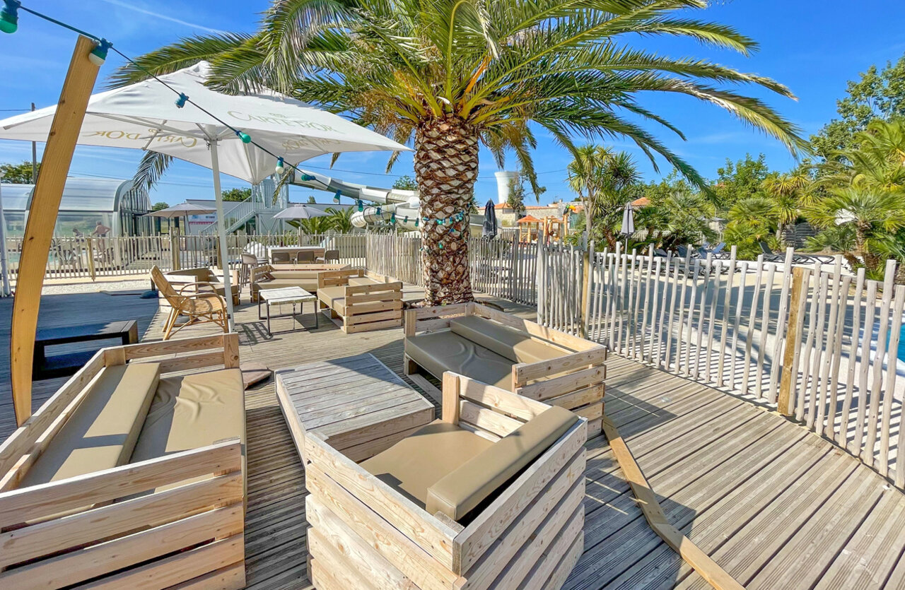 Buitenlounge, bar en zwembad op camping CLICOCHIC Cabanes d Ol�ron (17).
