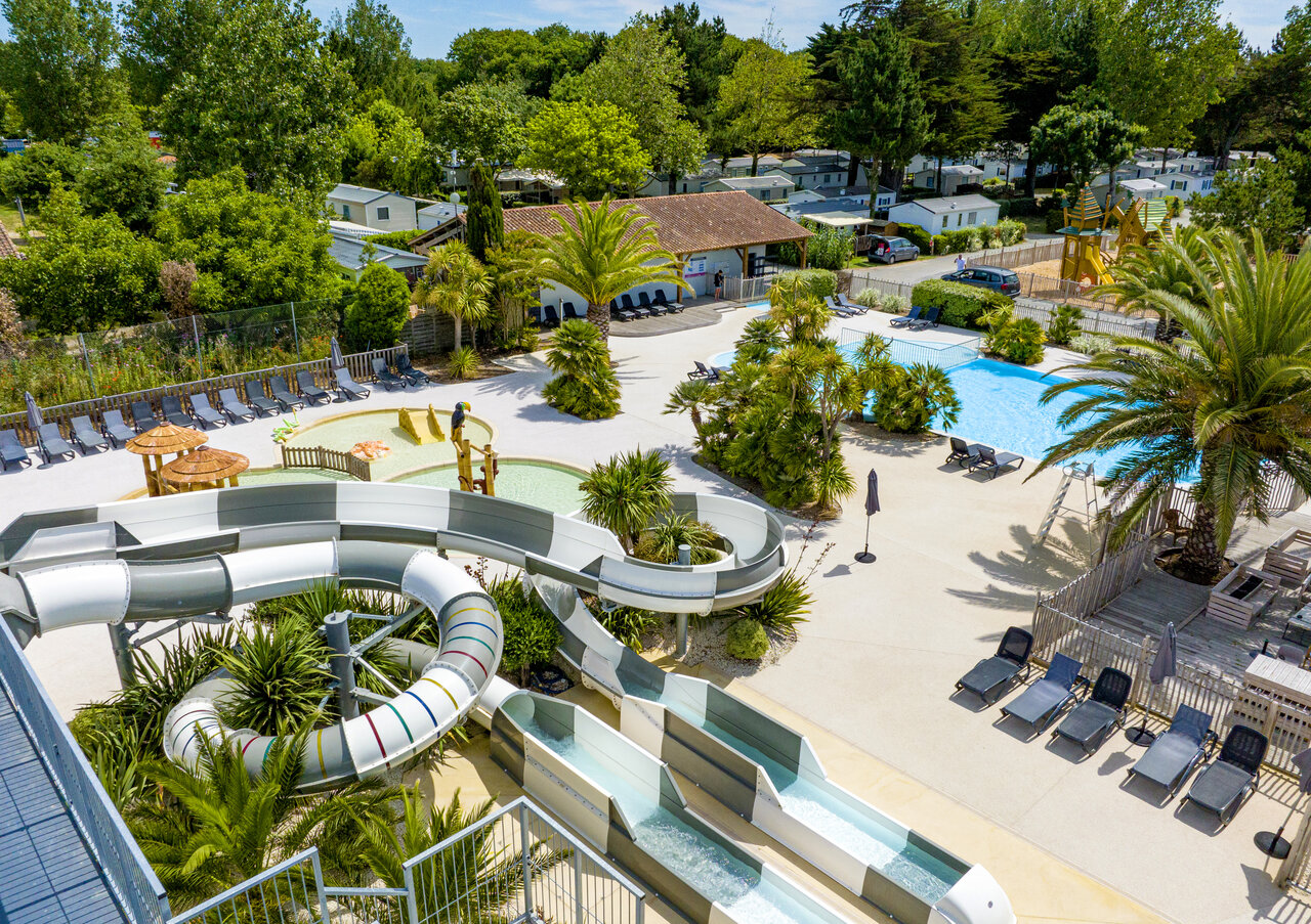 Waterpark, glijbanen en zwembaden op camping CLICOCHIC Cabanes d Ol�ron in ST GEORGES D'OLERON (17).