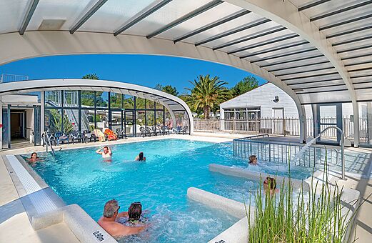 Beheiztes Hallenbad, Whirlpool auf dem Campingplatz CLICOCHIC Cabanes d Ol�ron.