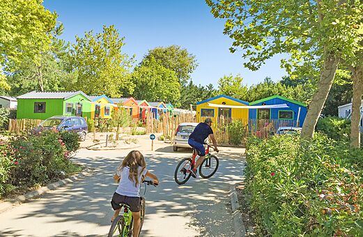 Bunte Mobilheime, Fahrr�der auf dem Camping CLICOCHIC Cabanes d Ol�ron (17).