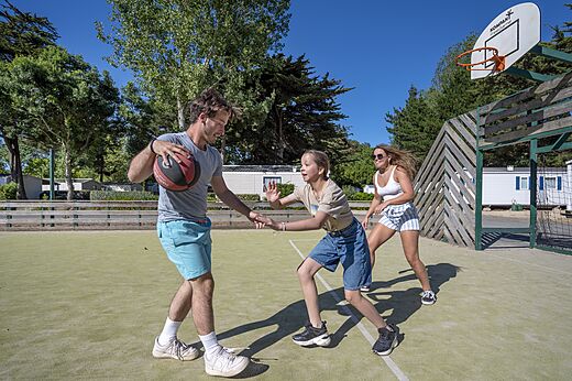 Multisportplatz und Basketball auf dem Campingplatz CLICOCHIC Cabanes d Ol�ron in ST GEORGES D'OLERON (17).
