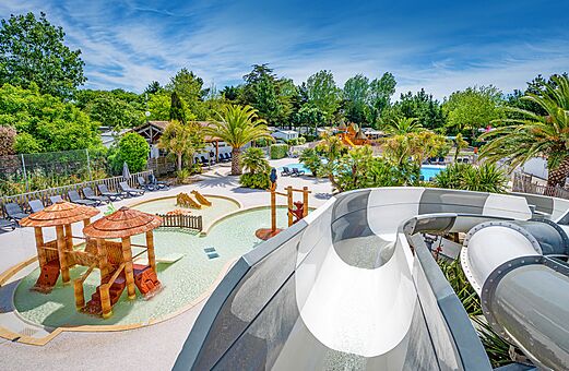 Riesenwasserrutsche und Wasserspiele auf Camping CLICOCHIC Cabanes d Ol�ron in ST GEORGES D'OLERON (17).