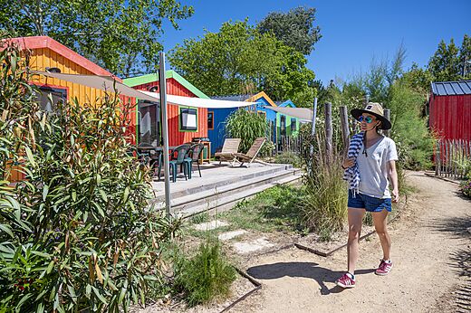 Buntes Mobilheim, Terrasse auf dem Campingplatz CLICOCHIC Cabanes d Ol�ron in ST GEORGES D'OLERON (17).
