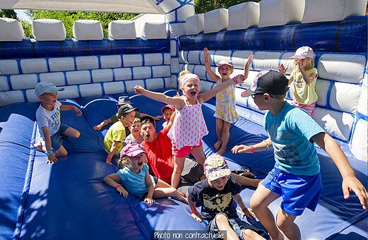 Bouncy castle with happy children at CLICOCHIC Cabanes d Oléron campsite (17).