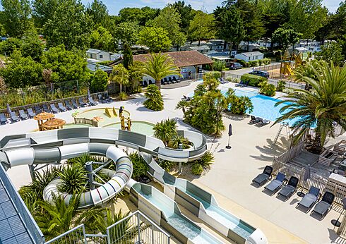 Waterglijbanen, zwembaden en kinderbad op camping CLICOCHIC Cabanes d Ol�ron in ST GEORGES D'OLERON.