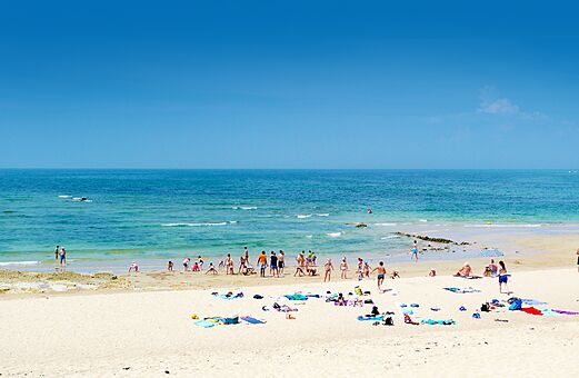 Feiner Sandstrand mit Badeg�sten und Familien auf dem Campingplatz CLICOCHIC Cabanes d Ol�ron in ST GEORGES D'OLERON (17).