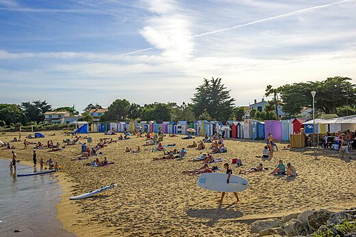 Sandstrand und bunte Strandkabinen auf dem Campingplatz CLICOCHIC Cabanes d Ol�ron.