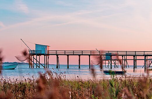 Traditionelle Fischerh�tten auf dem Wasser bei Sonnenuntergang, nahe ST GEORGES D'OLERON.