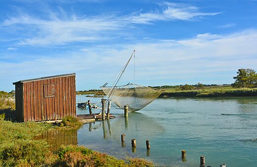 Traditionelles Carrelet am Camping CLICOCHIC Cabanes d Ol�ron, ST GEORGES D'OLERON (17).