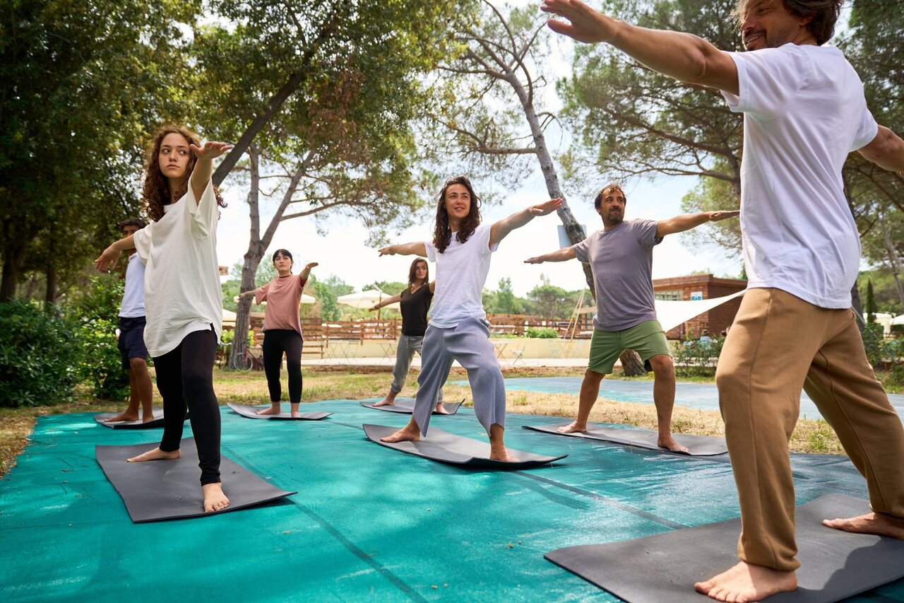 Yoga-Kurs im Freien auf dem Campingplatz CAPFUN Campo dei Fiori in Rosignano Marittimo.