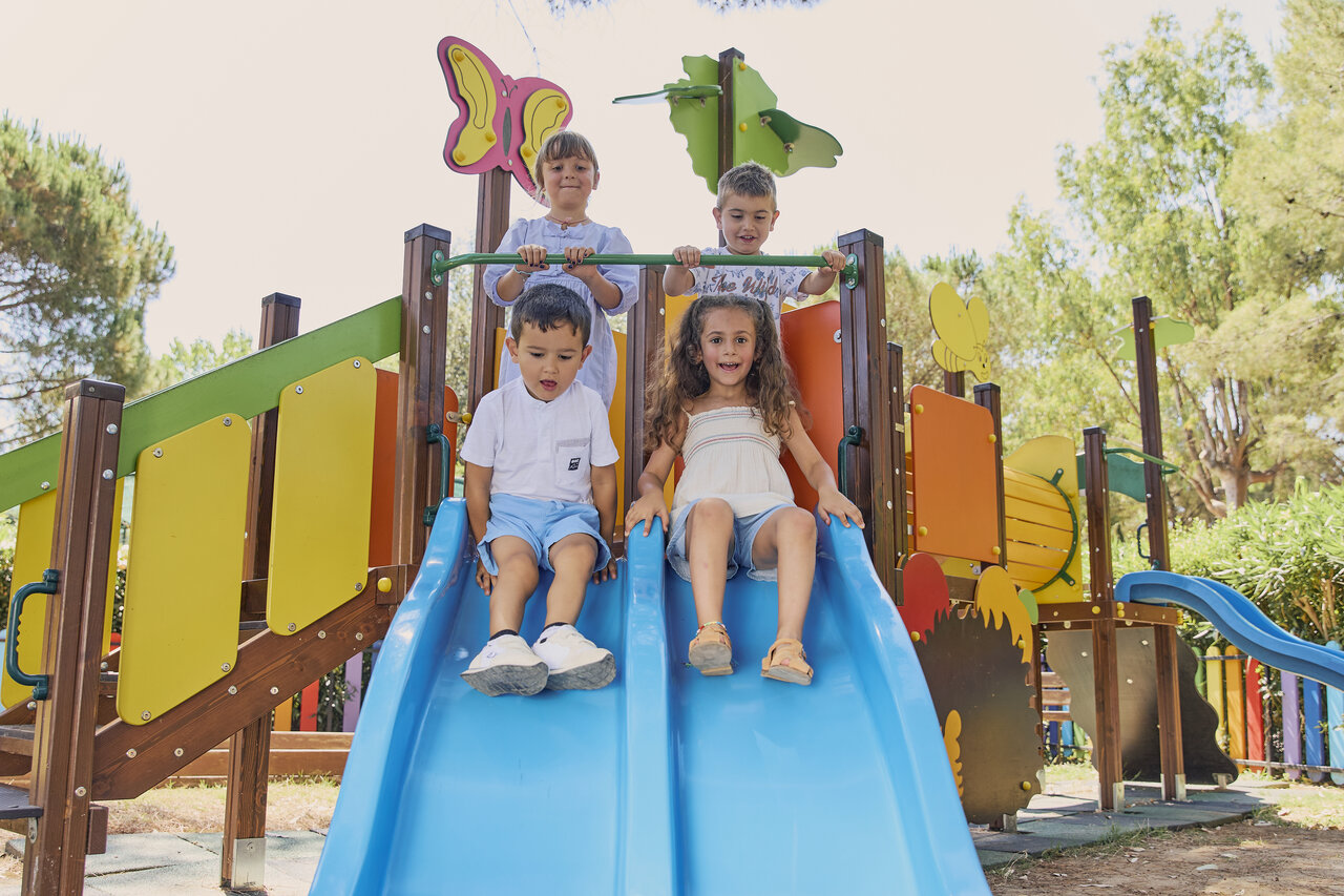 Kinder auf Rutschen Spielplatz auf CAPFUN Campo dei Fiori in Rosignano Marittimo.