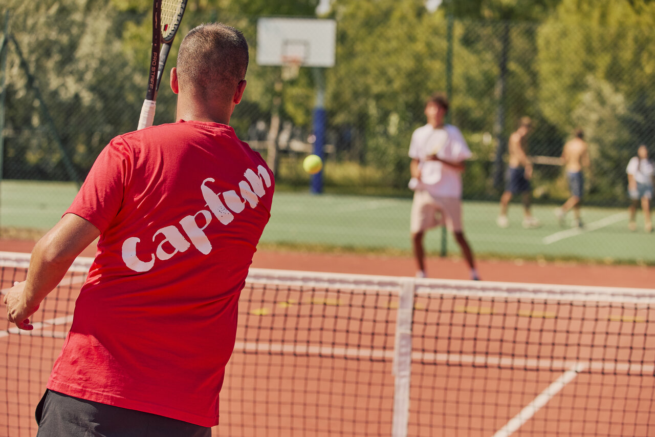 Tennisplatz und Spieler am CAPFUN Campo dei Fiori in Rosignano Marittimo.