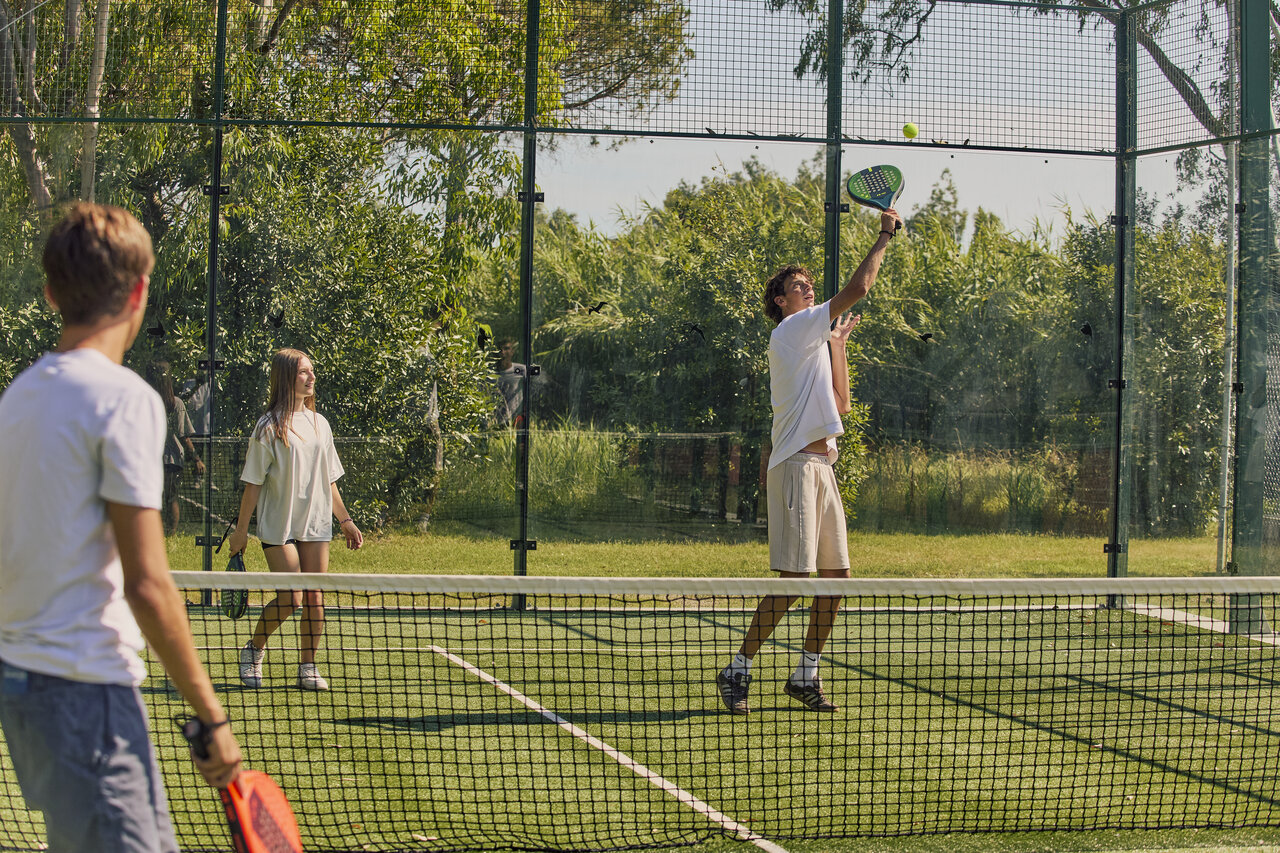 Jugendliche spielen Padel auf dem Platz von CAPFUN Campo dei Fiori in Rosignano Marittimo.