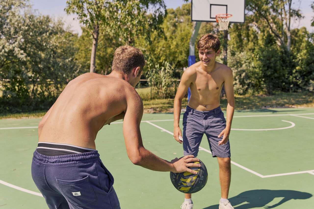 Jugendliche spielen Basketball auf Multisportplatz auf dem Campingplatz CAPFUN Campo dei Fiori in Rosignano Marittimo (57).