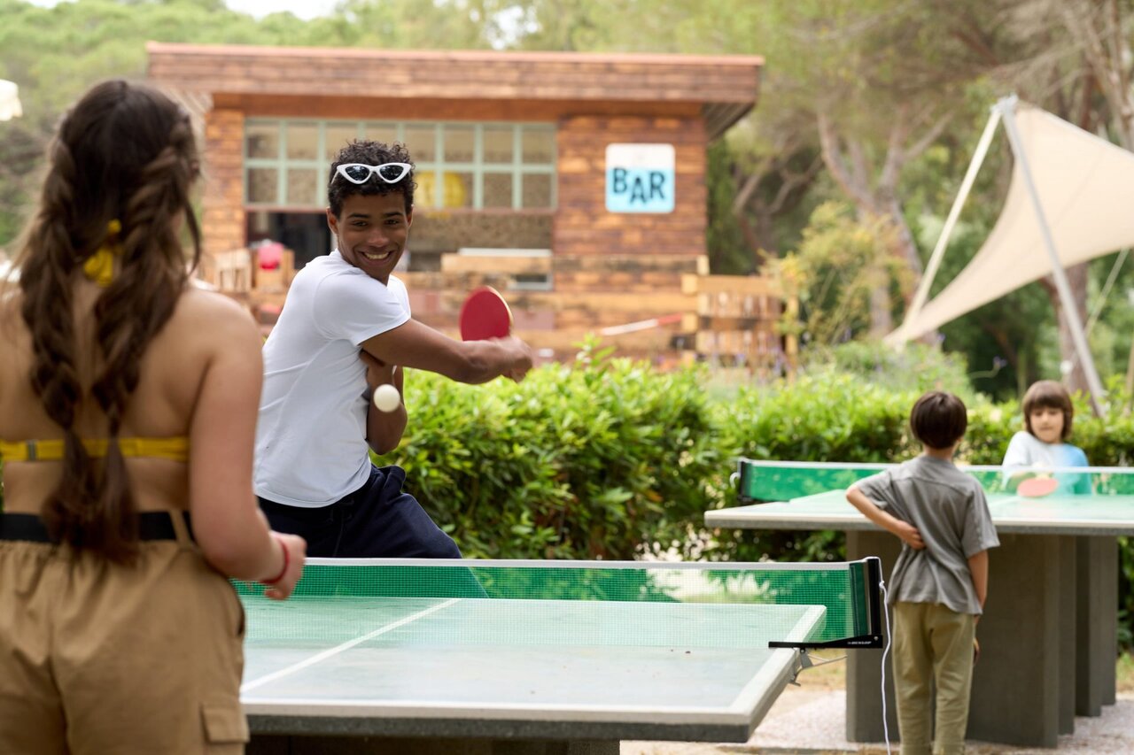 Tischtennis mit der Familie in der N�he der Bar auf dem Campingplatz CAPFUN Campo dei Fiori in Rosignano Marittimo.