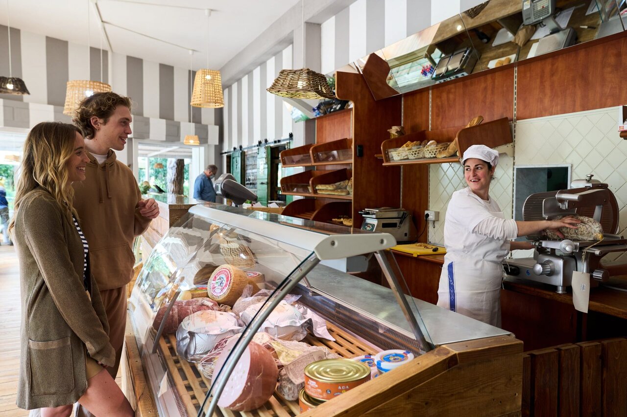 Camping-Lebensmittelgesch�ft mit Wurst und K�se im CAPFUN Campo dei Fiori in Rosignano Marittimo (57).