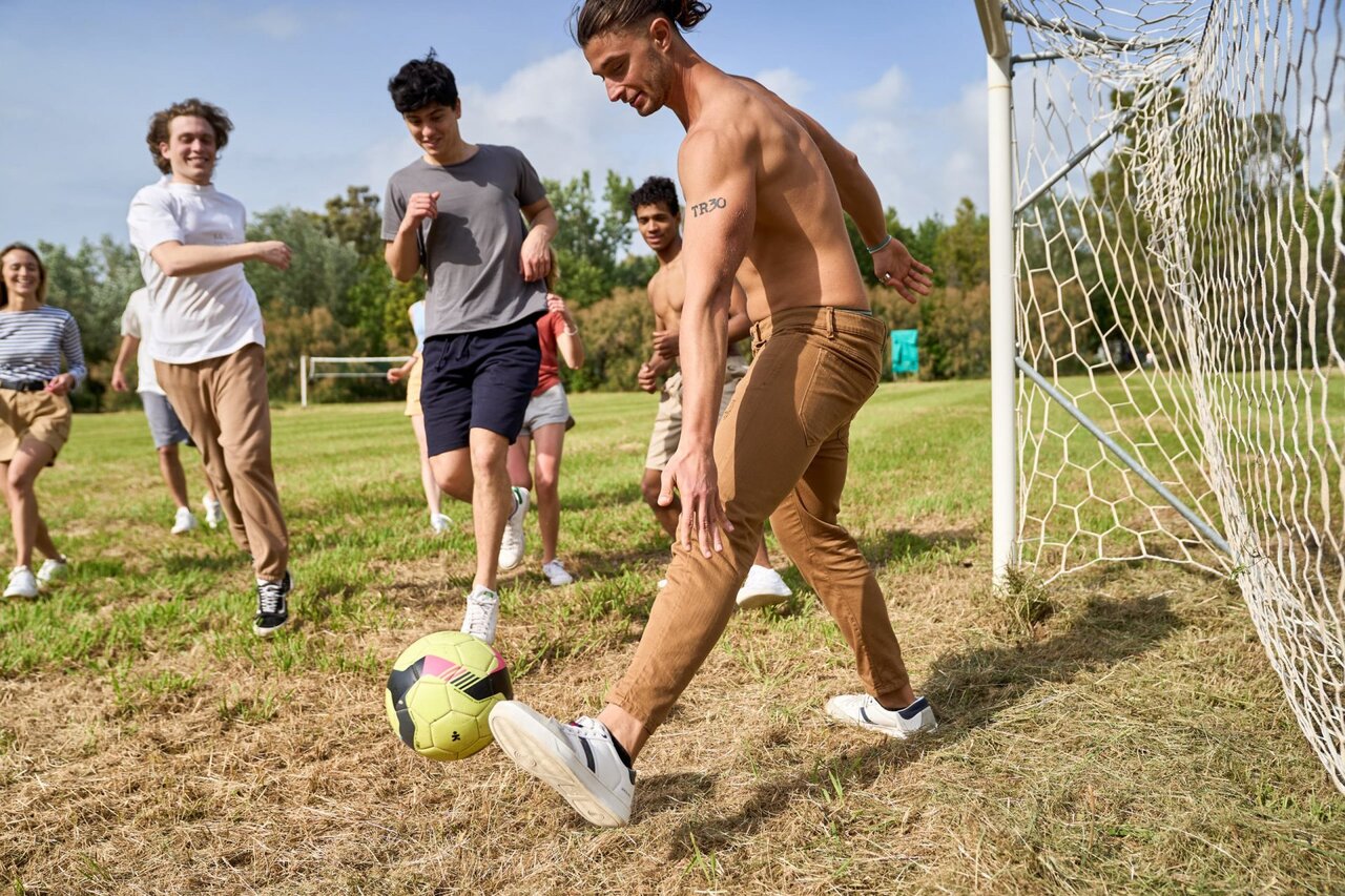 Fu�ballspiel junger Leute auf Sportplatz im CAPFUN Campo dei Fiori.