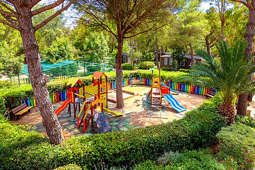 Bunter Kinderspielplatz mit Rutschen auf dem Campingplatz CAPFUN Campo dei Fiori in Rosignano Marittimo.