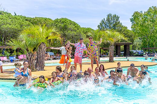 Entertainment and splashing in outdoor pool at CAPFUN Campo dei Fiori campsite in Rosignano Marittimo (57).