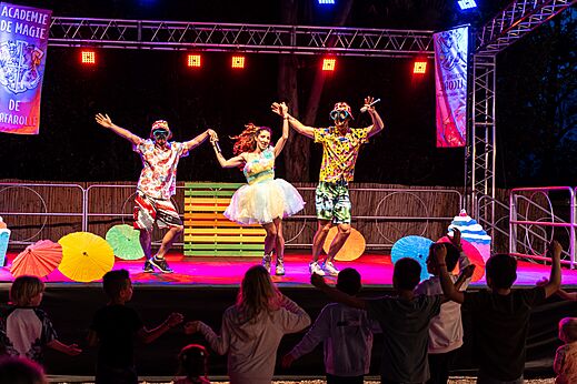 Animationsshow mit K�nstlern und Kindern auf der B�hne auf dem Campingplatz CAPFUN Campo dei Fiori in Rosignano Marittimo (57).